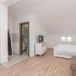 Six-bedroom In Semesterbostad