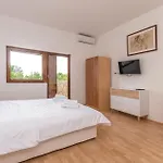 Six-bedroom In Holiday home