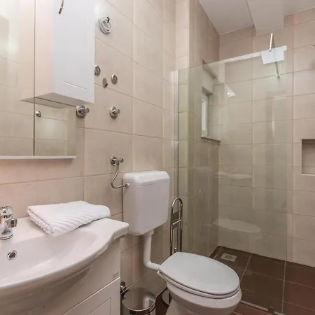 Six-bedroom In Prázdninový dům Bilisane
