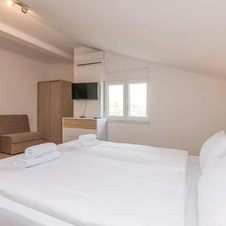 Six-bedroom In *