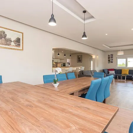 Six-bedroom In *