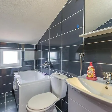 Six-bedroom In Prázdninový dům *