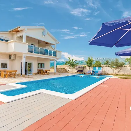 6 Bedroom Awesome In *
