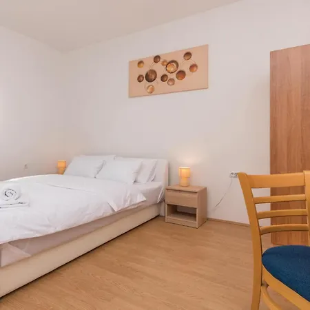 Six-bedroom In Prázdninový dům *