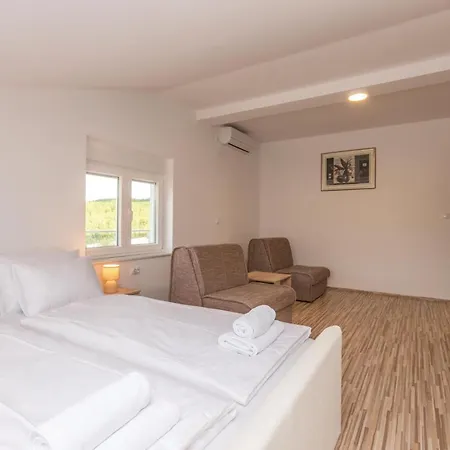 Six-bedroom In *