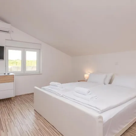 Six-bedroom In Prázdninový dům *
