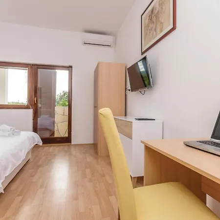 Six-bedroom In Prázdninový dům