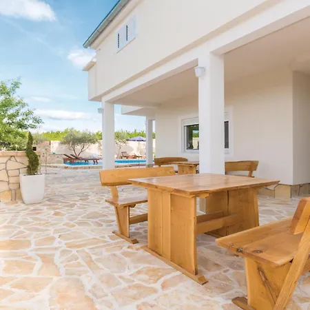 Six-bedroom In Prázdninový dům Bilisane