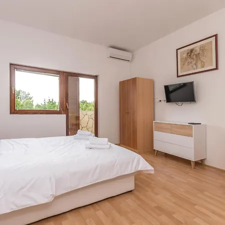 Six-bedroom In Prázdninový dům