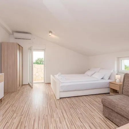 Six-bedroom In Prázdninový dům *