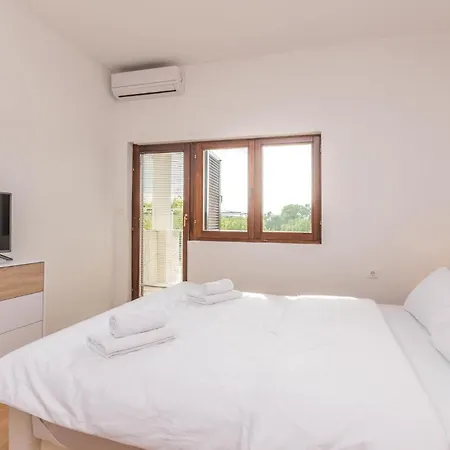 Six-bedroom In Prázdninový dům Bilisane