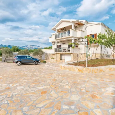 Six-bedroom In *