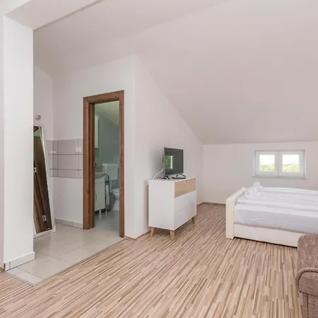 Six-bedroom In Prázdninový dům