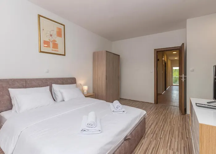 Six-bedroom In