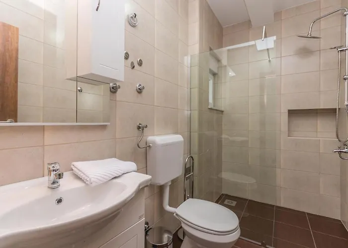 Six-bedroom In Сasa de vacaciones Bilisane