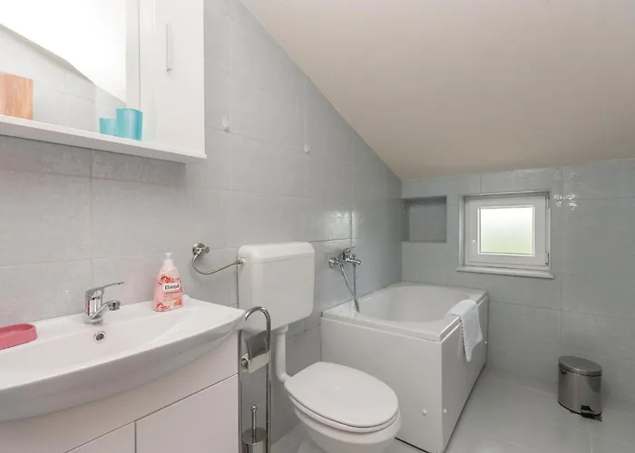 Сasa de vacaciones Six-bedroom In