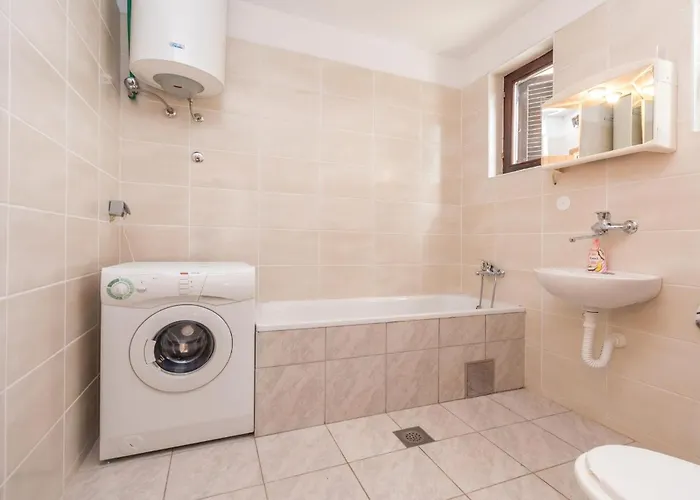Сasa de vacaciones Six-bedroom In Bilisane