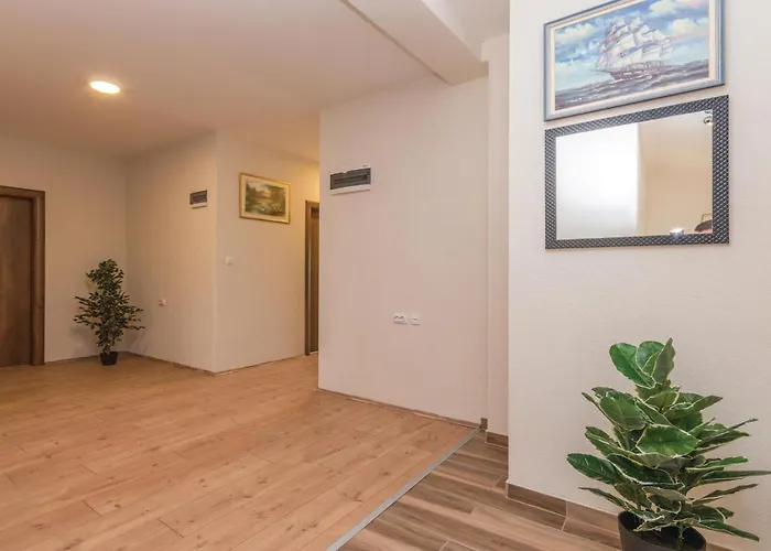Сasa de vacaciones Six-bedroom In