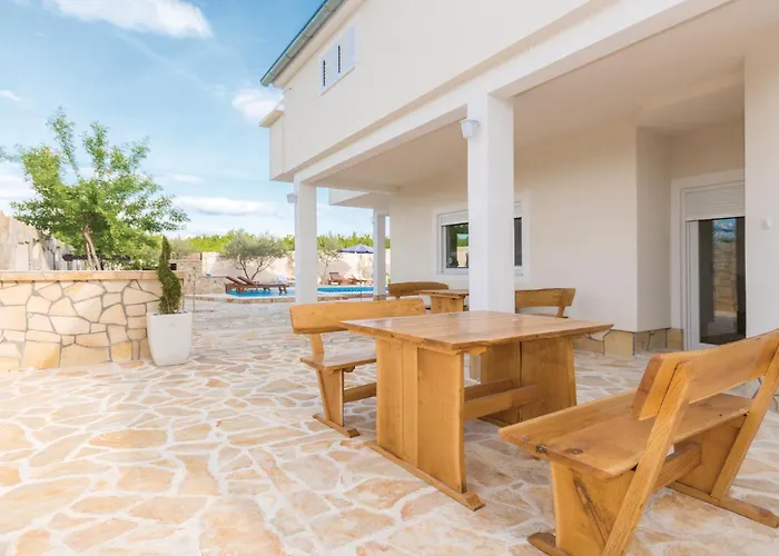 Six-bedroom In Сasa de vacaciones Bilisane