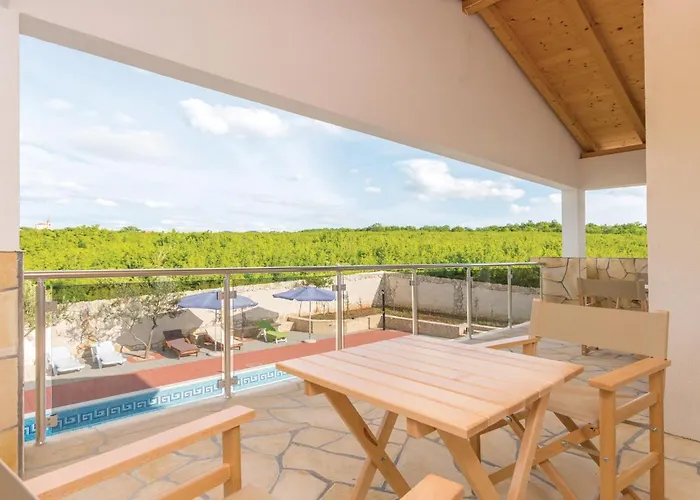 Сasa de vacaciones Six-bedroom In Bilisane