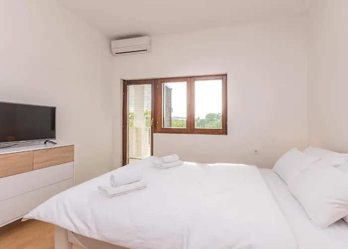 Six-bedroom In Vikendica Bilisane