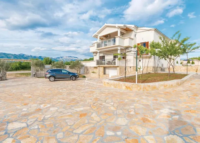Six-bedroom In *
